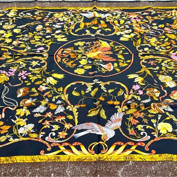 Hermès Carré 90 "Pierres d'Orient et d'Occident" silk scarf. - Picture 2 of 12